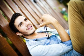 Attraktiver Student, dynamischer Haarschnitt