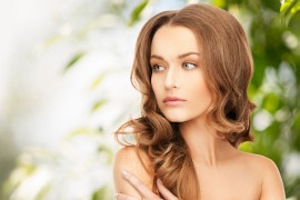 Junge Frau mit schönen Haaren, natürliche Erscheinung